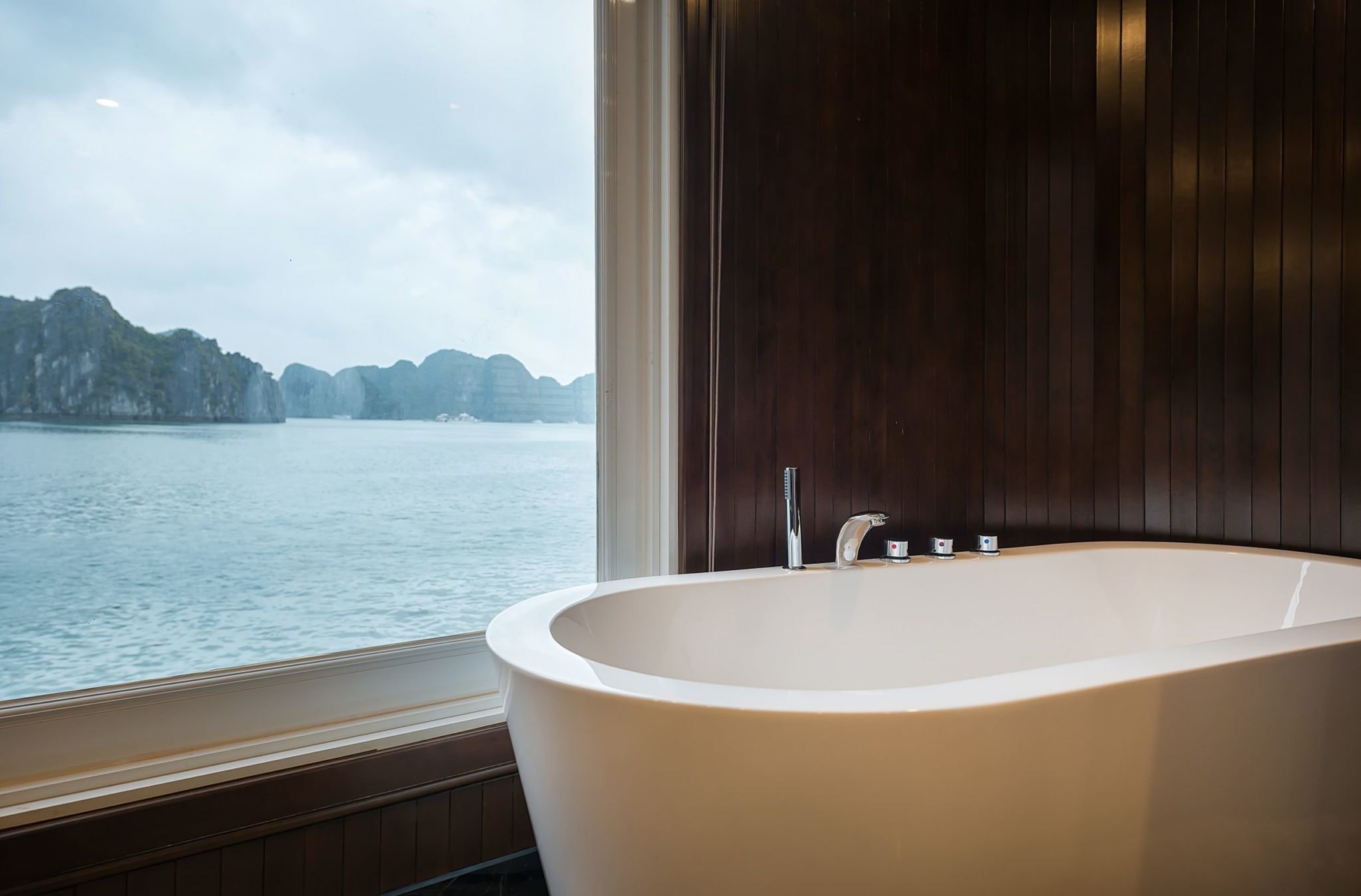 LuxeGetaways - Luxury Travel - Luxury Travel Magazine - Luxe Getaways - Luxury Lifestyle - Paradise Elegance Vietnam - River Cruise - bathtub